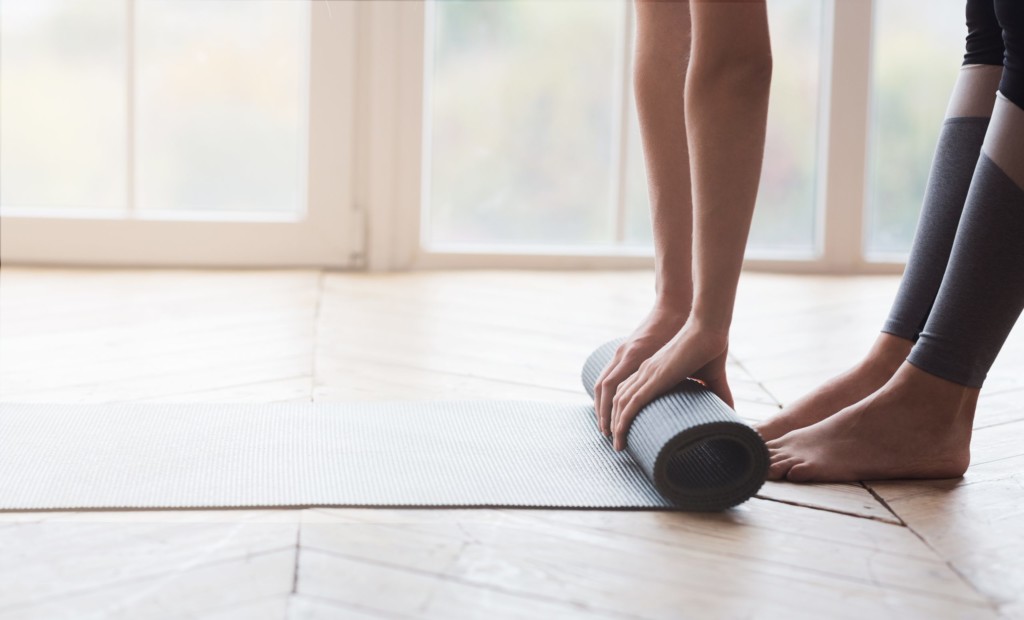 Yogamatta på golv